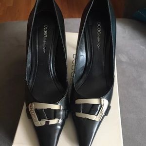 BCBG Generation size 8 women’s black leather pumps